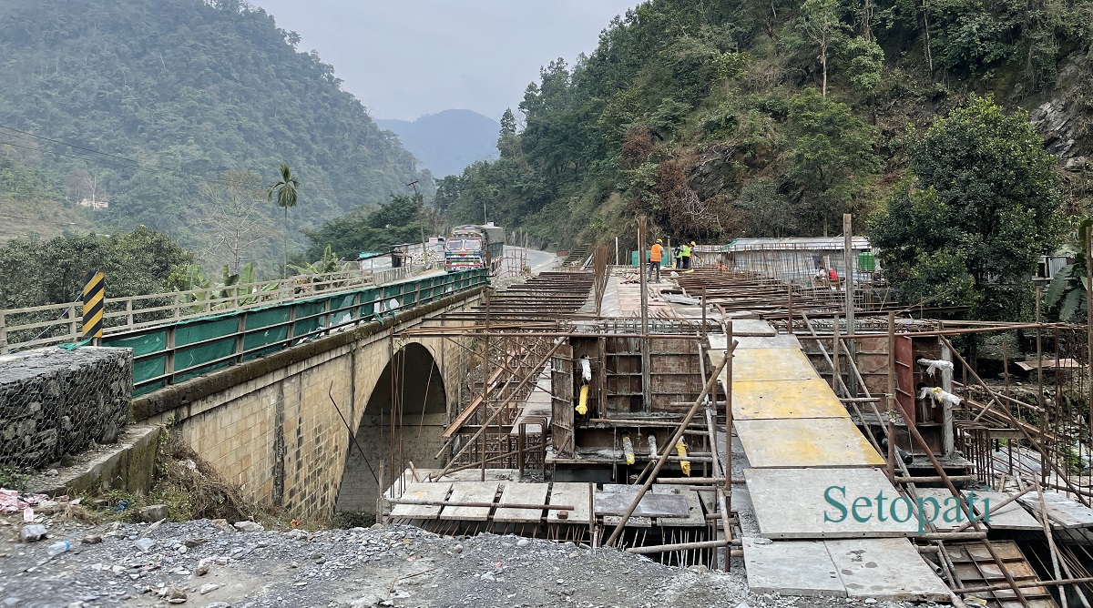 फाइल तस्बिरः नारायणगढ-मुग्लिन सडक खण्डमा निर्माणाधीन पुल। तस्बिरः राजेश घिमिरे/सेतोपाटी